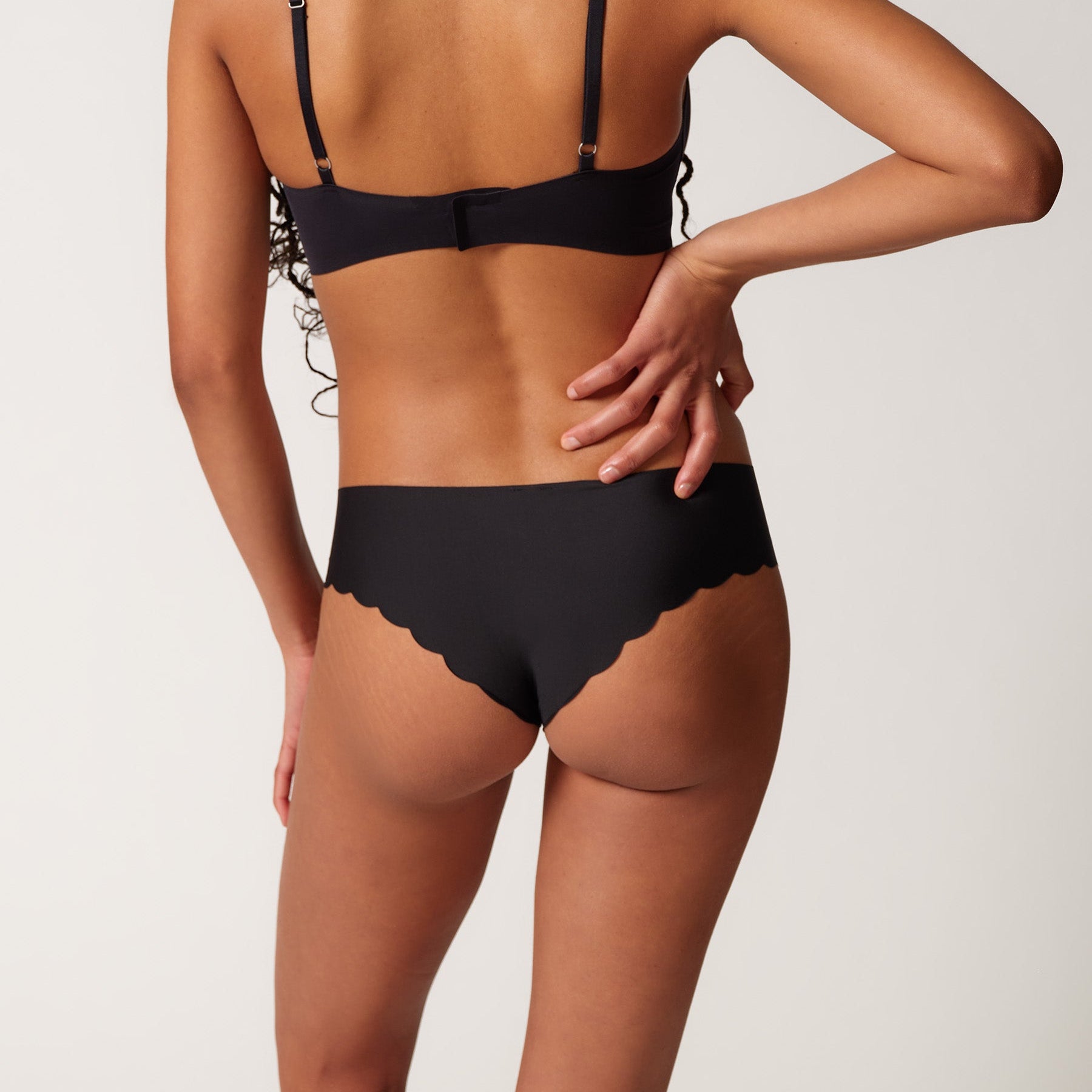 Achterzijde van zwarte SKINY hipster slip – seamless afwerking